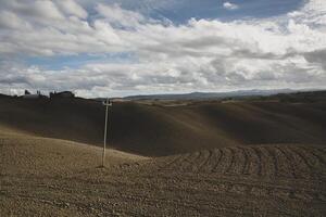 geerntet Felder und Wiesen Landschaft im toskana, Italien. wellig Land Landschaft beim Herbst Sonnenuntergang. Ackerland Land bereit zum das landwirtschaftlich Jahreszeit. foto