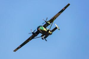 Radom, Polen, 2023 - - Polieren Luft Macht pzl m28 Bryza Transport Flugzeug fliegend. Luftfahrt und Militär- Flugzeug. foto