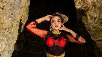 ein indonesisch Tänzer begeistert das Publikum mit zuversichtlich und stolz bewegt sich auf Bühne foto