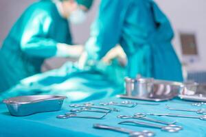 chirurgisch Instrumente und Werkzeuge einschließlich Skalpelle, Zange, und Pinzette vereinbart worden auf ein Tabelle zum Operation, Betriebs Zimmer mit Chirurgie Ausrüstung, vorbereiten medizinisch Instrumente zum Betrieb foto