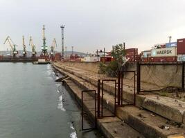 Damm in der Nähe von das industriell Hafen. Hafen Kräne. foto