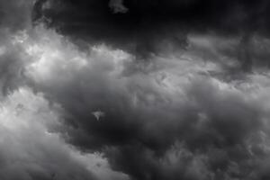 dunkel Himmel und dramatisch schwarz Wolke Vor regen.a tropisch Zyklon ist ein schnell rotierend Sturm System charakterisiert durch ein niedriger Druck Center, ein geschlossen Low-Level atmosphärisch Verkehr, stark Winde. foto