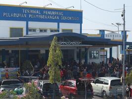 Gorontalo, Indonesien - - Januar 5, 2024 - - Aktivitäten im gorontalo Hafen, gorontalo Stadt, Indonesien. Fähre Passagiere haben gerade ist eingetroffen von ein Ausflug foto