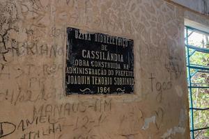 Cassilandia, Mato Grosso do Sul, Brasilien, 2021 - Gedenktafel, die das Fundament des derzeit verlassenen Wasserkraftwerks markiert foto