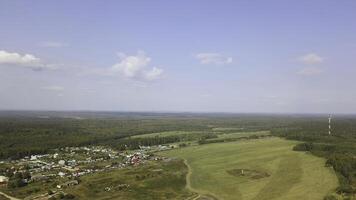 Antenne Aussicht von Outback und typisch alt Dorf im Wald. Lager Filmaufnahme. oben Aussicht von Häuser unter Grün Bäume in der Nähe von das Wiese, Sommer- Landschaft. foto