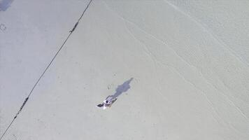 glücklich Paar zusammen auf das Strand. jung Paar genießen jeder andere auf ein Strand. ein jung Mann und Frau haben Spaß Tanzen wie ein romantisch Paar auf ein Strand mit ein hell Blau Himmel und Meer. foto