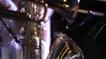 Rohre im das Hände von Musiker. Musiker spielen Wind Instrumente foto