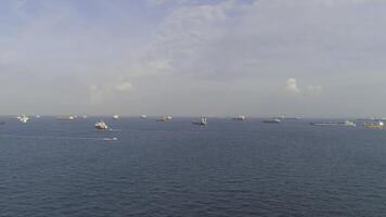 roh Öl Tanker und lpg Wird geladen im Hafen beim Meer Aussicht von über. Schuss. Landschaft von Vogel Aussicht von Ladung Schiffe eintreten einer von das am meisten beschäftigt Häfen im das Welt, Singapur foto