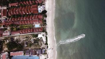 Antenne Aussicht auf Küste, Meer und Wellen. Video. oben Aussicht von ein Drohne beim das Strand. oben Aussicht von ein erstaunlich schön Meer Landschaft mit Türkis Wasser. foto