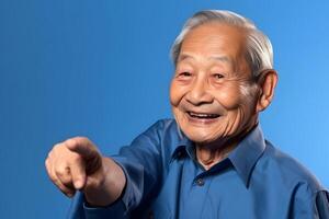 ai generiert asiatisch Großvater suchen und lächelnd mit auferstanden Index Finger auf Blau Hintergrund, neural Netzwerk generiert Kunst foto