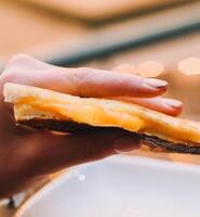 heiß Schinken und Käse Sandwich, getoastet mit Butter auf Brot foto