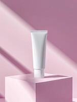 ai generiert Hautpflege Tube auf minimalistisch Rosa Hintergrund foto