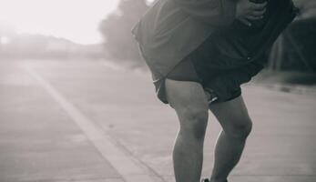 Athlet Läufer Füße Laufen auf Straße, Joggen Konzept beim draußen. Mann Laufen zum Übung.Athlet Läufer Füße Laufen auf Straße, Joggen Konzept beim draußen. Mann Laufen zum Übung. foto