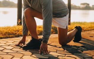 Athlet Läufer Füße Laufen auf Straße, Joggen Konzept beim draußen. Mann Laufen zum Übung.Athlet Läufer Füße Laufen auf Straße, Joggen Konzept beim draußen. Mann Laufen zum Übung. foto