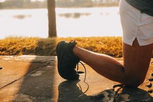 Athlet Läufer Füße Laufen auf Straße, Joggen Konzept beim draußen. Mann Laufen zum Übung.Athlet Läufer Füße Laufen auf Straße, Joggen Konzept beim draußen. Mann Laufen zum Übung. foto