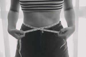 Frauen Körper Fett Bauch. fettleibig Frau Hand halten übermäßig Bauch fett. Diät Lebensstil Konzept zu reduzieren Bauch und gestalten oben gesund Bauch Muskel. foto