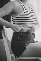 Frauen Körper Fett Bauch. fettleibig Frau Hand halten übermäßig Bauch fett. Diät Lebensstil Konzept zu reduzieren Bauch und gestalten oben gesund Bauch Muskel. foto