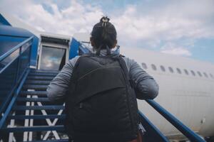 glücklich attraktiv asiatisch Frau Reisender mit Rucksack beim das modern Flughafen Terminal, Kopieren Raum, Tourist Reise Ausflug Konzept foto