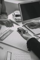Nahansicht asiatisch männlich Menschen Auto Verkäufer oder Der Umsatz Manager bietet an zu verkaufen ein Auto und erklärt und liest das Begriffe von Unterzeichnung ein Auto Vertrag und Versicherung. foto