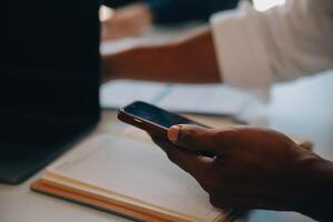 Geschäft Mannschaft Arbeiten mit Neu Anfang Projekt planen und Diskussion Information zum finanziell Strategie mit Laptop und Digital Tablette im ein modern Geschäft Salon. foto