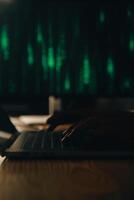 Hacker Code im Laptop. Cyber Sicherheit, Privatsphäre oder hacken Gefahr. Codierer oder Programmierer Schreiben Virus Software, Malware, Internet Attacke oder Entwicklung Digital Design. Grün Netz Daten im Computer Bildschirm. foto