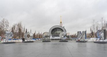 Moskau, Russland, Dezember 25, 2023. International Ausstellung und Forum Russland beim vdnkh. das Inschrift Russland im Vorderseite von das Pavillon Erfolge von Russland. foto