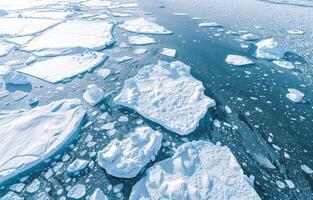 ai generiert Eisberge bedeckt im Weiß Schnee, schmelzen Gletscher und Eisberge Bild foto