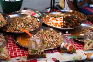 traditionell thailändisch Essen würzig sauer Salat Verkauf im das Markt foto