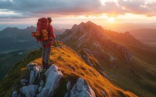 ai generiert abenteuerlich Wanderer mit Blick auf Berg Sonnenuntergang foto