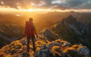 ai generiert abenteuerlich Wanderer mit Blick auf Berg Sonnenuntergang foto
