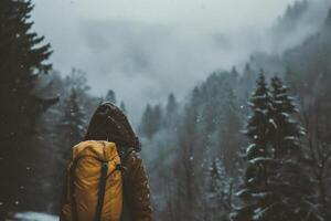 ai generiert ein Frau im ein Gelb Jacke mit ein Rucksack steht auf das Hintergrund von ein schneebedeckt Wald. foto