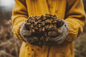 ai generiert Honig Bienen im das Hände von ein Mädchen im ein Gelb Pullover. foto