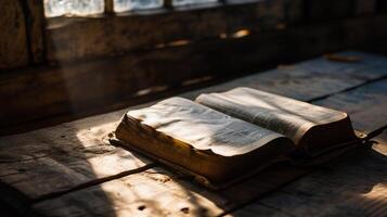 ai generiert alt heilig Bibel auf ein hölzern Tabelle mit Sonnenlicht im das Hintergrund. foto
