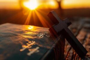 ai generiert hölzern Kreuz und heilig Bibel auf das Hintergrund von Sonnenuntergang foto