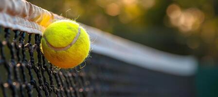 ai generiert Gelb Tennis Ball fliegend in Netz auf dunkel Hintergrund, Kopieren Raum zum Text Platzierung foto