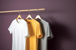 ai generiert Kleiderbügel mit leer monocolor T-Shirts auf lila Hintergrund, neural Netzwerk generiert Bild foto