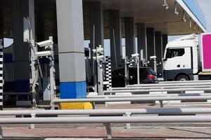 LKW und Auto Kreuzung Maut Straße Tore beim sonnig Sommer- Tag foto