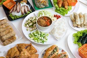 sortiert asiatisch Abendessen, Vietnamesisch Lebensmittel. pho ga, pho bo, Nudeln, Frühling Rollen, nham fällig foto