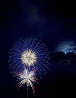 Feuerwerk Hintergrund. Neu Jahr, Weihnachten von Geburtstag Feier. festlich Stimmung foto