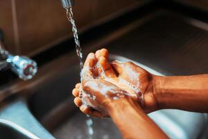 Hände waschen Verfahren, Reinigung Hände mit Seife von Viren und Kontamination. waschen Hände Vor Abendessen foto
