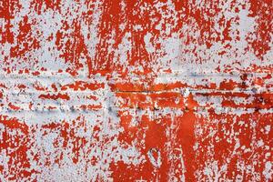 rot Stahl Blatt Mauer mit geschält aus Weiß Farbe unter Direkte Sonnenlicht, Vollbild Hintergrund und Textur foto