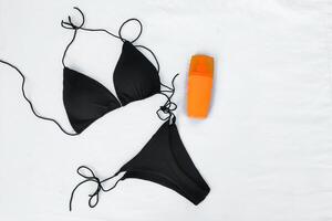 schwarz Badeanzug mit Sonnenschutz isoliert auf Weiß Hintergrund foto