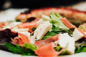 Salat mit Feta Käse mit Rucola und gebraten Wurst. foto