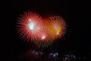 Feuerwerk Hintergrund. Neu Jahr, Weihnachten von Geburtstag Feier. festlich Stimmung foto