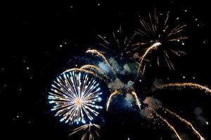 Feuerwerk Hintergrund. Neu Jahr, Weihnachten von Geburtstag Feier. festlich Stimmung foto