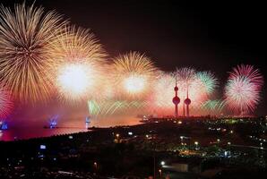 Feuerwerk Hintergrund. Neu Jahr, Weihnachten von Geburtstag Feier. festlich Stimmung foto