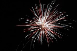 Feuerwerk Hintergrund. Neu Jahr, Weihnachten von Geburtstag Feier. festlich Stimmung foto