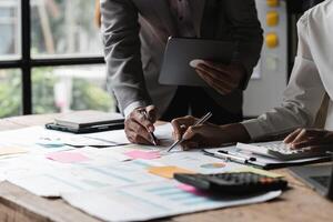 Anfang Geschäft Treffen zu analysieren und diskutieren das Situation auf das finanziell Bericht im das Treffen Zimmer. Investition Berater, finanziell Berater und Buchhaltung Konzept foto