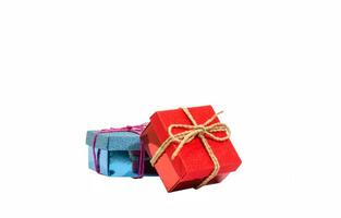rot und Blau Geschenk Box auf Weiß Hintergrund. foto