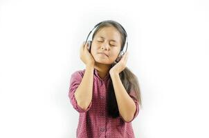 asiatisch Mädchen glücklich lächelnd mit Kopfhörer Musik- Konzept Porträt foto